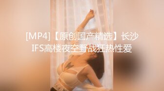 电子厂女工洗澡堂偷拍女工下班洗澡人有点多气质眼镜少妇有点不耐烦貌似再等洗澡位