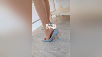 红衣黄毛少妇