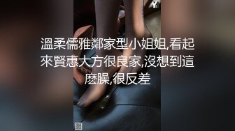 熟女控，骚出味道的大龄熟女，搁客厅自慰，大黑棒爽得骚声真响亮！