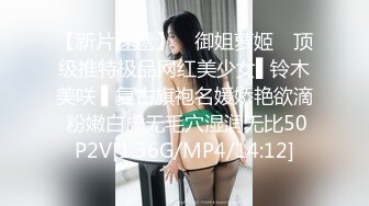 餐厅女厕偷拍时尚美女的大口黑逼