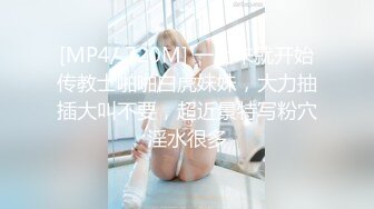 十二月新流出大神潜入水上乐园更衣淋浴间出口偷拍❤️美女换衣服警觉性很高的红衣妹子瞪着作者看