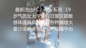 95年白嫩大奶美女做爱时发现男的在拍摄立马下来不干了!