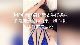 黑框眼镜御姐范新人美女，黄瓜抽插无毛骚穴，双指猛扣白浆四溅，手法熟练是个老手，太爽了嘶嘶呻吟，表情一脸淫荡