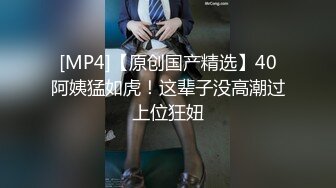 夫妻交换群聚会，两对夫妻酒店约炮淫乱4P还一边手机拍照留念