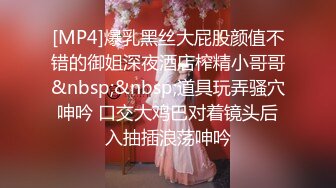 古铜色东方小美女和东欧白嫩美女一起玩3P同时玩大肉棒阴道插着吃逼摸胸玩的就是心跳刺激