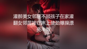 [MP4/ 1.12G]&nbsp;&nbsp;风骚美少妇寻求刺激，打着电话被无套后入操逼，表情夸张极其享受特写超粉穴