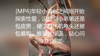 高跟牛仔裤风骚女友跟男友激情啪啪，口交酸奶大鸡巴好骚