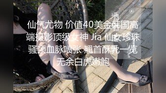 中午吃饱饭无聊去厕所守候偷拍漂亮女同事嘘嘘出来拍脸