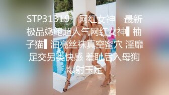 李老湿勾搭按摩店小妹，不正规的按摩为了大哥的鸡巴，衣服都没脱就干上了，小哥持久力很强小骚逼给撸射