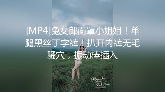 [MP4/ 1.17G] 就喜欢用奶子比心的颜值骚货，黑丝情趣跟两个小哥沙发上激情3P 全程露脸口交大鸡巴下面还被草着表情好骚