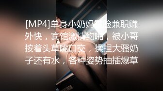 ⚫️⚫️坑神男扮女装潜入商场女厕，隔板缝中连续偸拍超多女性方便，多个年龄段，各种圆润大屁股