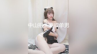 牛仔裤风骚少妇，粉色沙发上无套啪啪，干到内射