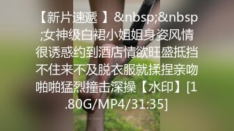 中年美少妇男人不在家自己直播赚点小钱，黑丝情趣衣，道具，大黑牛自慰，骚的很