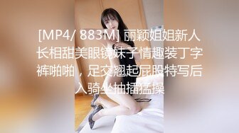 清纯妹子撩衣服不小心走光露点