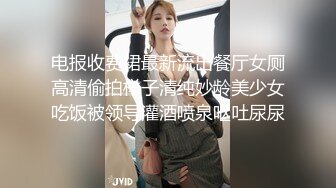 商场女厕偷拍女店员嘘嘘,尿完拍B不知道发给谁