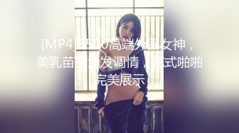 新来的颜值小妹全程露脸激情大秀，开档黑丝诱惑旁边还有小哥帮忙撕袜扯逼，大跳精彩艳舞揉奶玩逼自慰呻吟