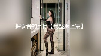 [MP4/ 1.04G]&nbsp;&nbsp;大红唇新人骚女被两大汉3P，白丝袜丁字裤，翘起屁股看穴，两根JB轮流舔，骑乘上下一起插