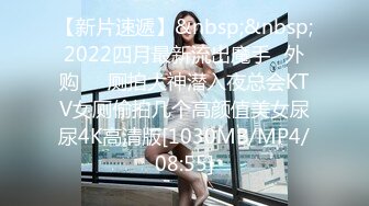 大神潜入商场女厕 打开小手电强拍美少妇的小骚B