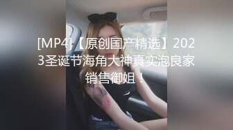 难得一见无毛一线天眼镜御姐，连体开档丝袜，两根手指猛扣，手法娴熟老司机