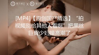 大哥很猛衣服不脱直接操起来~边干边脱就是省时间