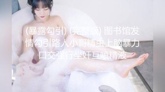 小阿姨来了全程露脸淫荡风骚，性感的大奶子还有奶水，家里有人不敢大声叫，跟狼友互动撩骚揉奶玩逼挤奶水