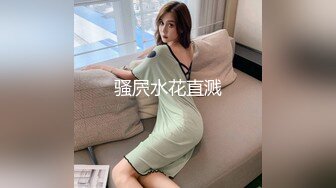 《换妻探花》单男约操小夫妻3P，过来先吃点东西再开操